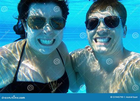 eine frau und ein mann lachen unter wasser im pool stockfoto bild von strand glücklich 51945790