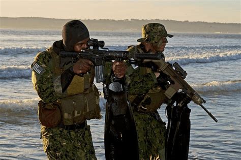 Navy SEAL Weapons and Gear: 24 Rifles, Handguns, Shotguns