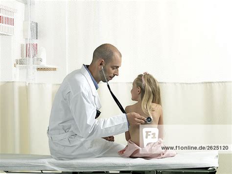 Arzt Untersuchendes Mädchen