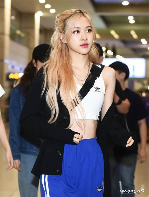 10 times blackpink s rosé transformed the airport into her personal runway koreaboo