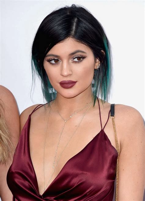 Kylie Jenner Montrant Un énorme Décolleté Et Des Jambes Généreuses