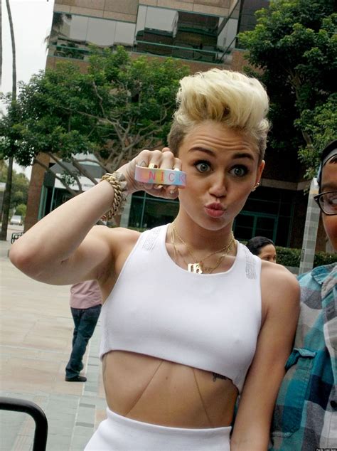 Miley Cyrus Photos Singer Poses With Fan Shows Off Body Necklace Photos Huffpost