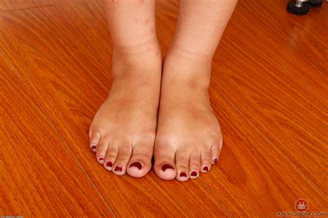 Sophia Leones Feet