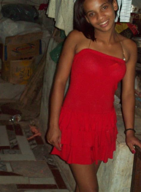 Morenita En Vestido Rojo Seduciendo Girl Teens Possing