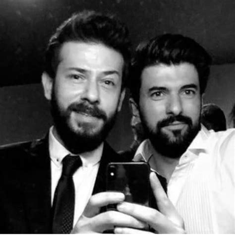 Ahmet Tansu Tasanlar as Ada and Engin Akyürek as Ömer in the Turkish TV