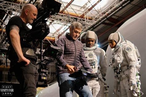 It is her first single released in 2020, and follows her 2019 hit slide away. the song talks about her free spirit while… The Midnight Sky: George Clooney nelle prime foto del film ...