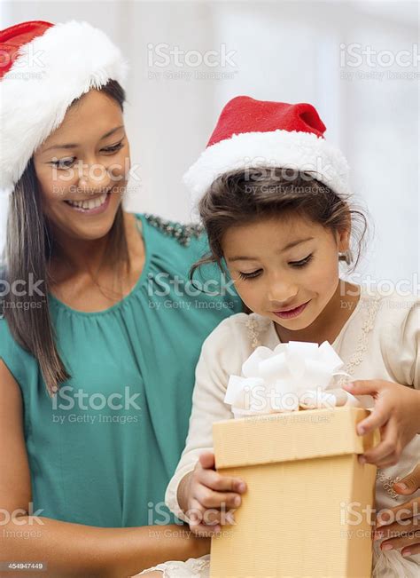 행복함 구슬눈꼬리 및 하위 여자아이 선물함 가족에 대한 스톡 사진 및 기타 이미지 가족 감사 귀여운 Istock