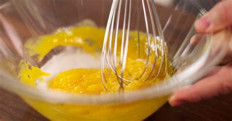 Add espresso powder for coffee flavored sauce, lemon zest or limoncello for lemon. Crème anglaise | Recette | Recette creme anglaise, Crème ...