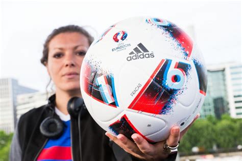 Ballon gonflable reine des neiges d51 cm. adidas dévoile le nouveau ballon de la seconde partie de l'Euro 2016 avec fracas ...