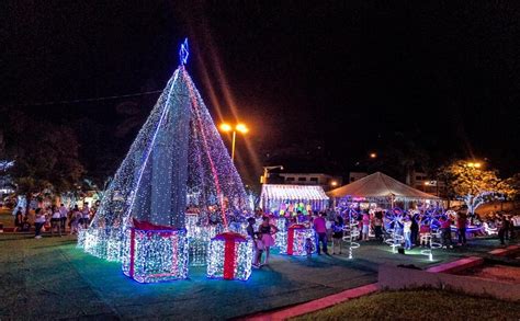 NATAL Decoração de Natal na Praça Acrísio encanta itabiranos NOVA 93FM