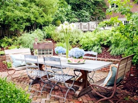 Make Room In The Garden And Enjoy The Outdoor Dining