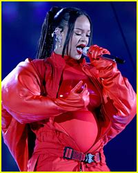 Rihannas Super Bowl Dancers Didnt Even Know She Was Pregnant Newsies Pregnant Celebrities