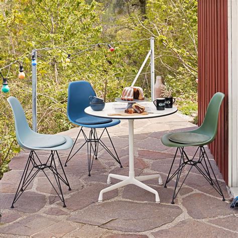 Louis, missouri, charles eames grew up in america's industrial heartland. Vitra DSR Eames Plastic Side Chair bei connox.at