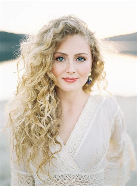 Long curly hair routine for the best volume and definition. 21 Natural Curly Hairstyles Stylish Girls Are Rocking ...