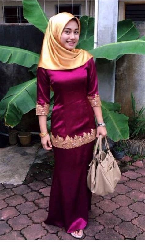 Awek Kebaya Satin Awek Comil