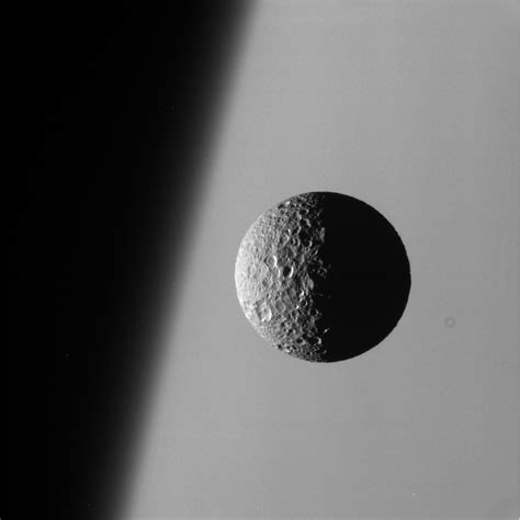 La Lune Mimas Létoile De La Mort De Saturne Rétro Cassini