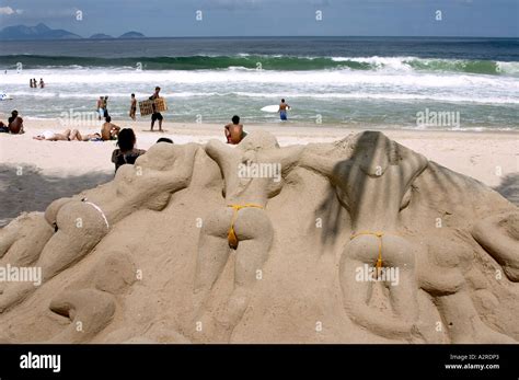 Sandskulpturen Von Frauen Im Bikini Sonnen Copacabana Strand Rio De Janeiro Brasilien