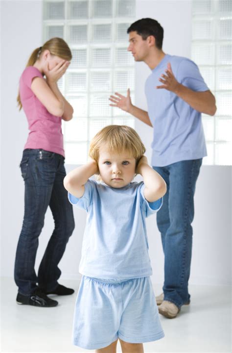 父母吵架对孩子有什么影响 家长吵架应该避开孩子吗 八宝网