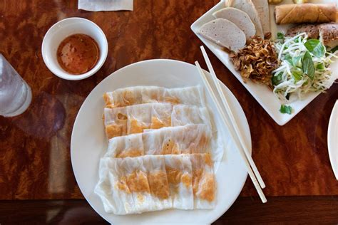 The Art Of Banh Cuon Vietnamese Rice Rolls The New York Times