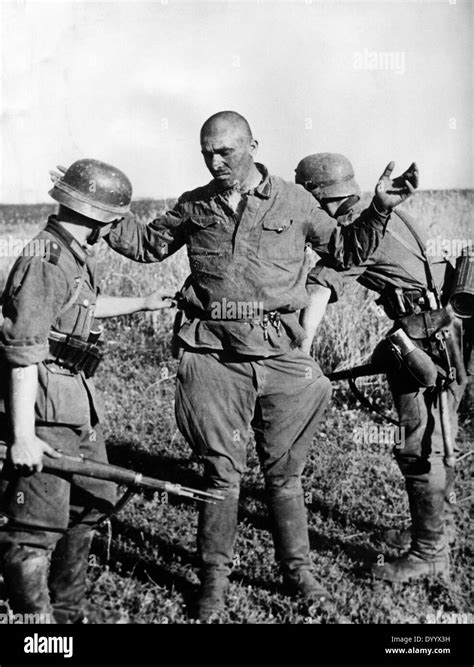 German Soldiers With A Prisoner On The Eastern Front 1941 Stock Photo