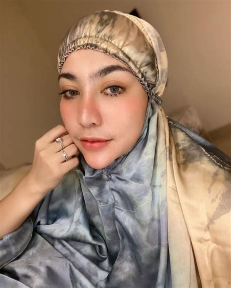 Gaya Hijab Liza Aditya Penyanyi Seksi Yang Kini Hijrah Dream Co Id