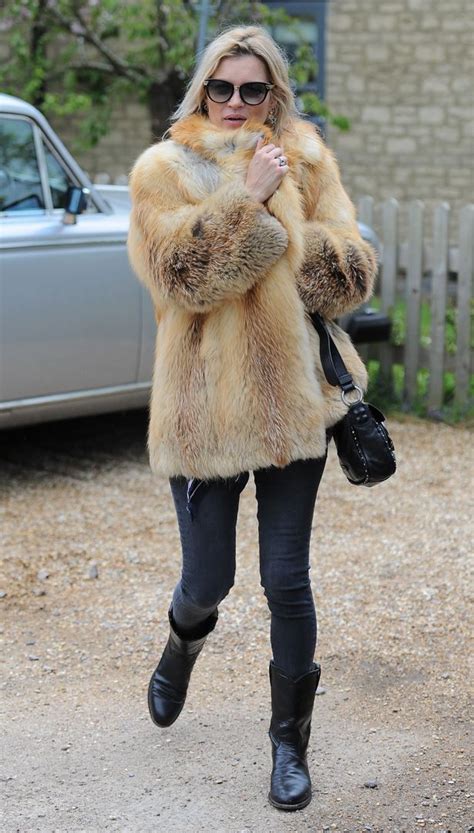 Kate Moss Proves Shes Always A Stylish Goddess As She Dresses Up To