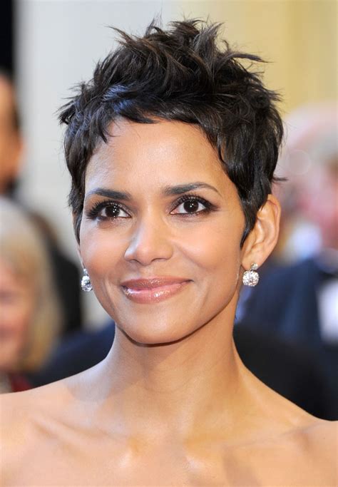 She command followers in every sphere of her life, be it beauty, fashion or trending hairstyles. Halle Berry hairstyle | Halle berry hairstyles, Celebrity ...
