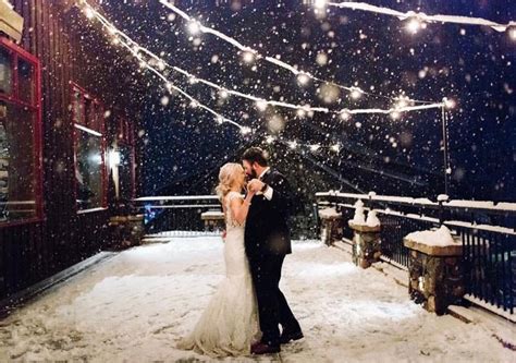 26 Snowy Wedding Photos That Showcase The Magic Of Winter Snowy