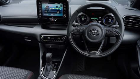 toyota yaris hybrid interior dashboard comfort drivingelectric