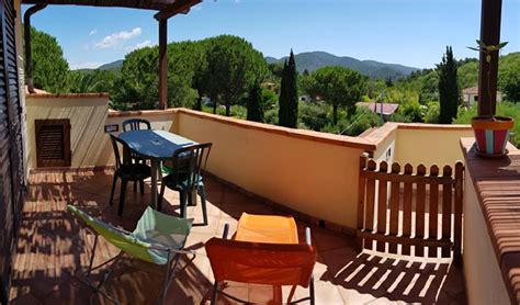 Ha una superficie di circa 220 km2 (è la terza isola d'italia per estenzione, dopo la sicilia e la sardegna) le coste sono articolate da profonde insenature, tra cui i golfi di marina di campo, procchio, e quello di portoferraio. Appartamenti Il Colombino all'Isola d'Elba, a Marina di Campo