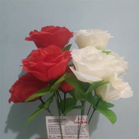 Bunga Mawar Merah Putih Tangkai Kuntum 5 Artificial Kain