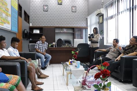 Dibawah ini admin sudah menyiapkan dua link yang bisa kamu gunakan untuk mengunduh atau membaca novel dikta dan hukum ini secara gratis tentunya ya sob. Top Pertanyaan Tentang Perlindungan Dan Penegakan Hukum ...