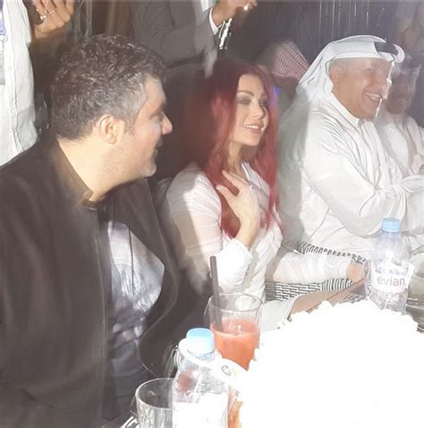 نصحت الفنانة هيفاء وهبي السيدات بأن يحببن أنفسهن حتى يتمكّن من حب المحيط الذي يعشن فيه. صور هيفاء وهبي بشعر أحمر في حفل افتتاح كافية روتانا في دبي ...