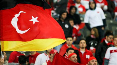 Aslında renkler 1700'lerin sonunda bir akım olarak fransız etkisiyle seçilmiştirler. Euro 2020 Almanya Türkiye - Futbol - Eurosport