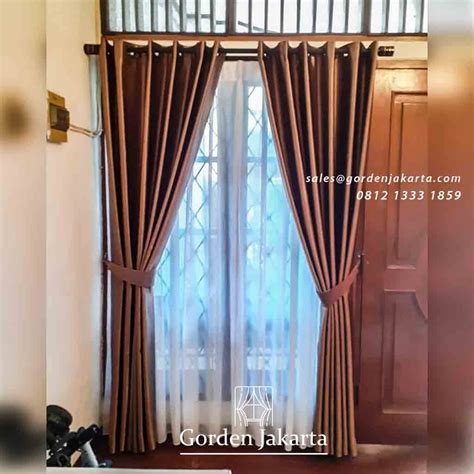 Sofa warna coklat sangat praktis baik untuk tetap terlihat bersih dan menggabungkan dengan warna lain. Gorden Ruang Tamu Warna Coklat - Wulan