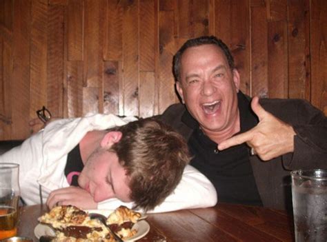 Awesome Tom Hanks Photo Fan Pretends To Be Drunk With Oscar Winner E