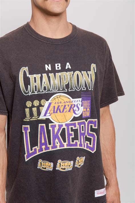 It is in good used condition with wear, pilling, clipped tag, and lots of tiny dot stains. LOS ANGELES LAKERS MITCHELL AND NESS VINTAGE CHAMPIONSHIP ...
