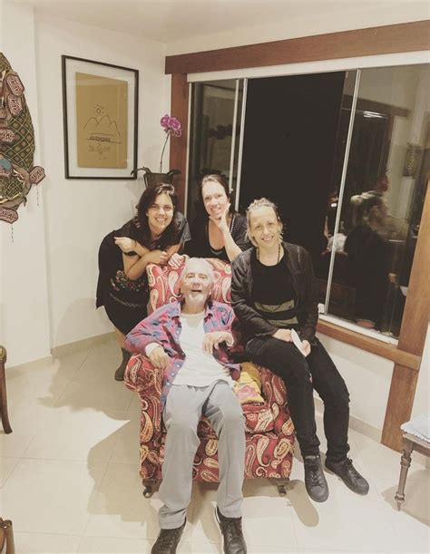 Mumuzinho e o pagodeiro entregou ter sido o cupido do sambista e da atriz. Paulo José posa com as filhas em foto rara: "Uma tarde de ...