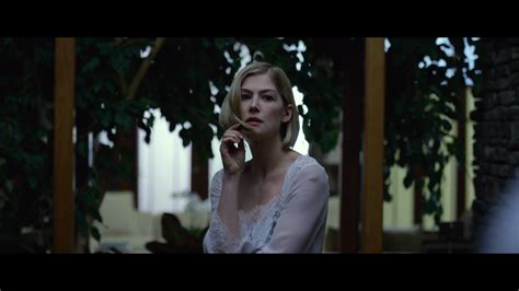 Rosamund Pike Appears In A Scene From Gone Girl Golde