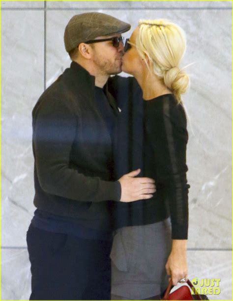 Photo Jenny Mccarthy Donnie Wahlberg Share A Sweet Kiss In Nyc
