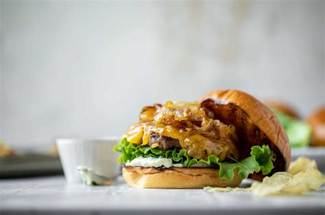 Hamburguesas Aplastadas De Cebolla Caramelizada Con Alioli De Hierbas Y