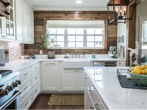 Natural light does a lot of good for 16. HGTV Fixer Upper - Season 4, Episode 4 | Farmhouse kitchen ...