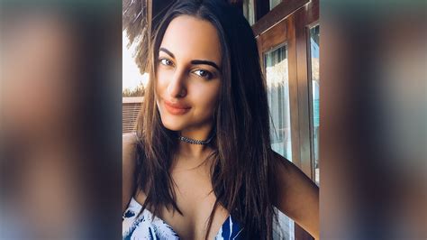 Sonakshi Sinha Shares Throwback Selfie To Describe Her Sunday State Of