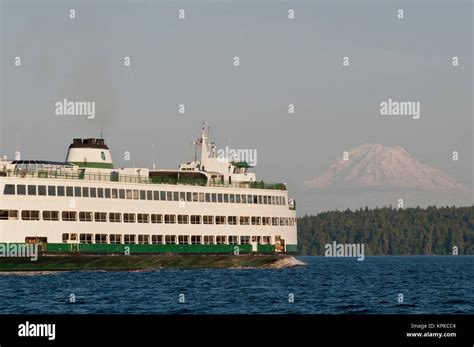 Usa Wa Seattle Washington State Ferries Provide Pedestrian And Auto
