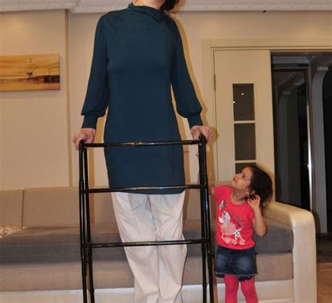 7ft Turkish Girl Rumeysa Gelgi Named Worlds Tallest Teenager Metro News