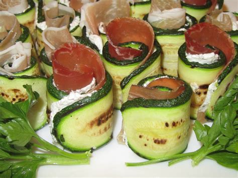 Cold, buffet, traditional, modern, easy, elegant. Cook a bit .....or a bit of a cook: Italian Zucchini "Sushi"