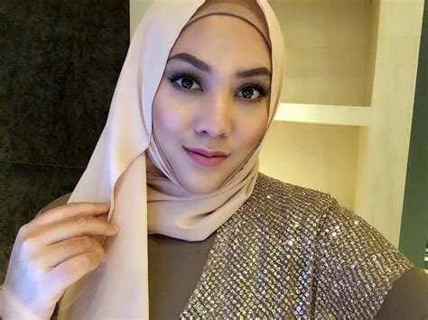 Benarkah tuah ayam nampak di kaki. Shila Amzah Cipta Nama Di China | ZAYAN