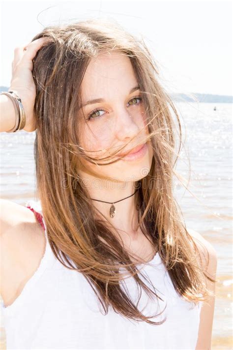 Muchacha En La Playa Con El Vestido Blanco Y Negro Mujer Hermosa Linda Del Adolescente Foto De