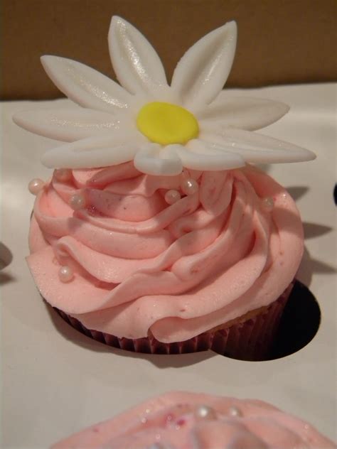 Akak x gunting ikut yg telah dilukis sbb nk maksimumkan saiz kek tersebut. Ze Cookie Lounge: Hello Kitty Cupcakes