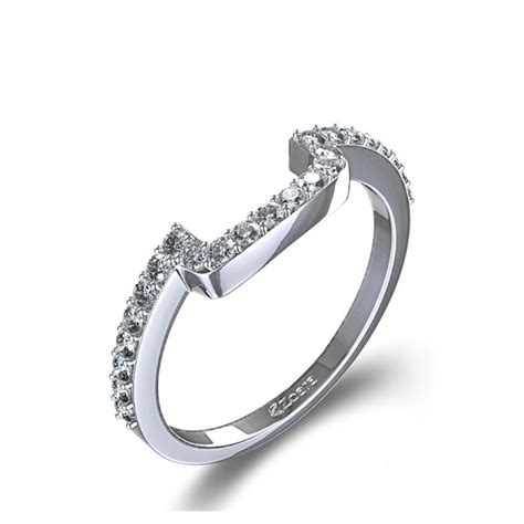 A White Gold Ring With Diamonds On The Sides And An Arrow Shaped Design